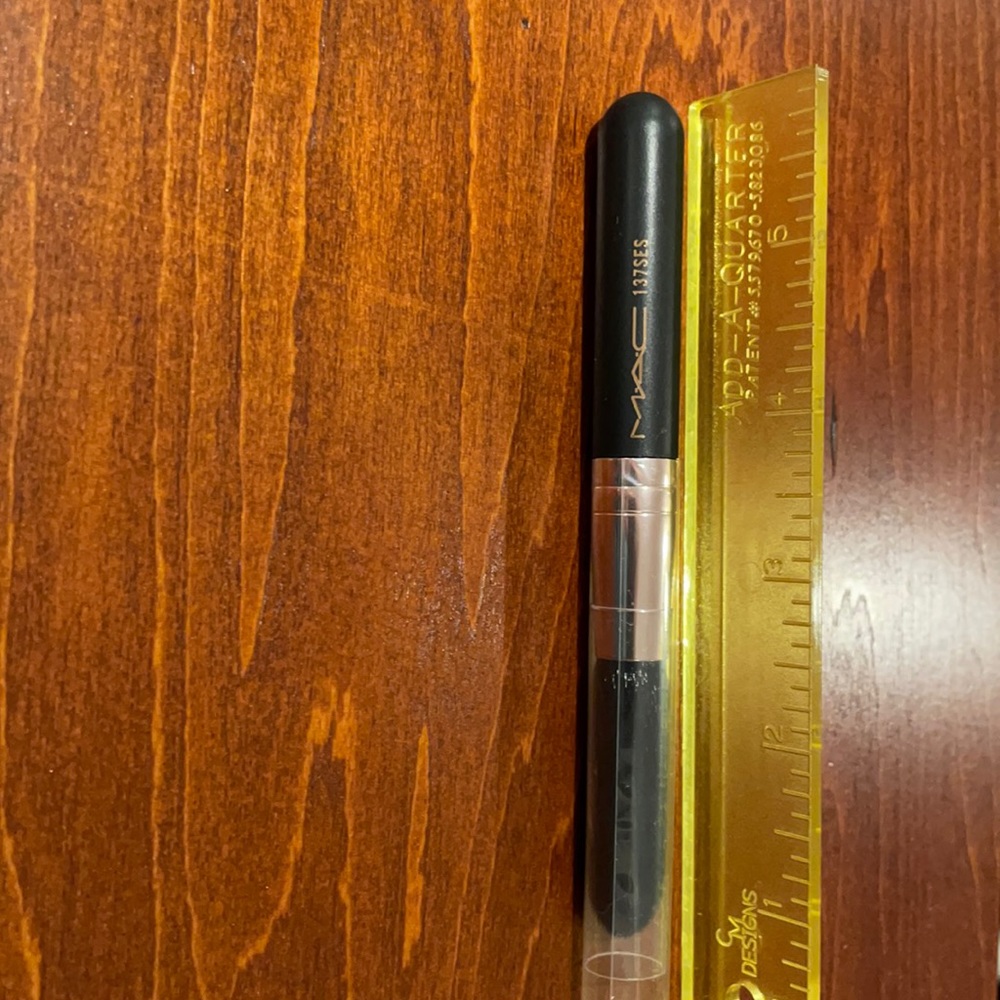 NWT M.A.C. 137SES Blending Brush (short)